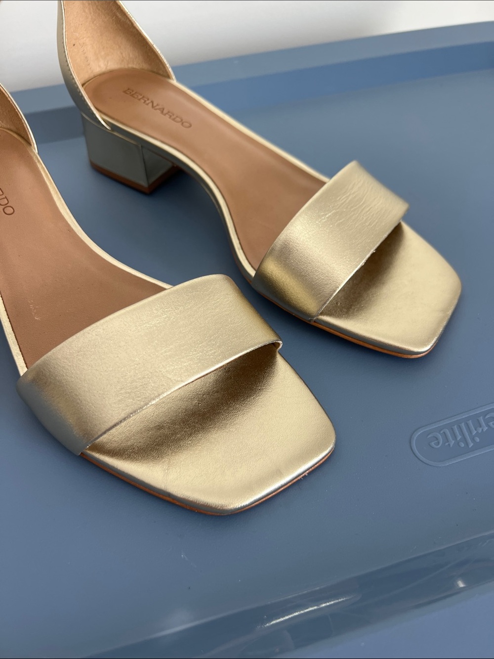 Bernardo champagne antique calf leather gold open toe sandals with low heel 9.5M - Picture 5 of 12